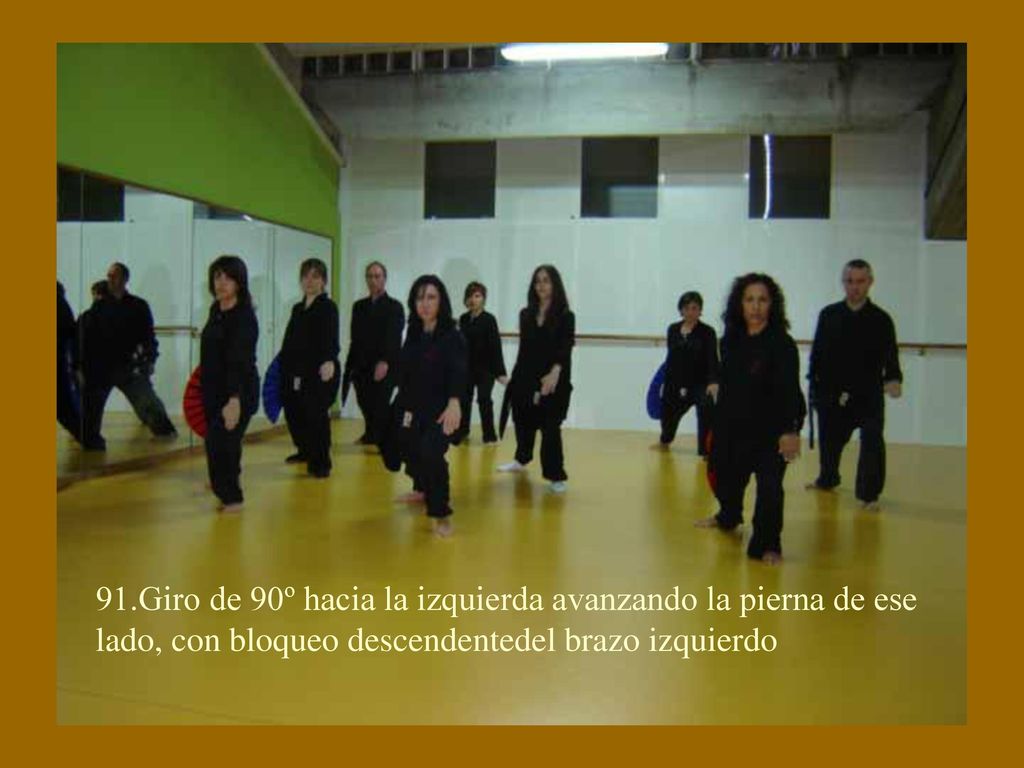91.Giro de 90º hacia la izquierda avanzando la pierna de ese lado, con bloqueo descendentedel brazo izquierdo