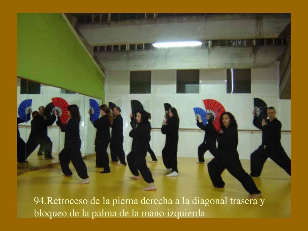 94.Retroceso de la pierna derecha a la diagonal trasera y bloqueo de la palma de la mano izquierda