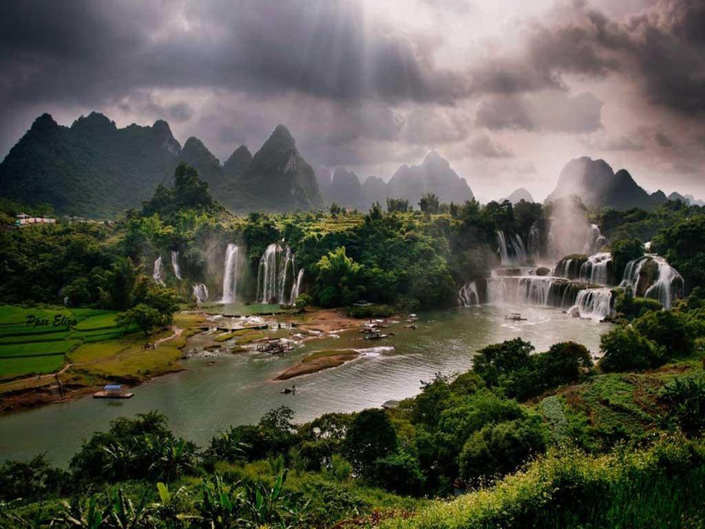Al sudoeste de Guangxi en la frontera entre China y Vietnam se encuentran las cascadas Detian .