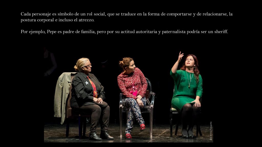Cada personaje es símbolo de un rol social, que se traduce en la forma de comportarse y de relacionarse, la postura corporal e incluso el atrezzo.