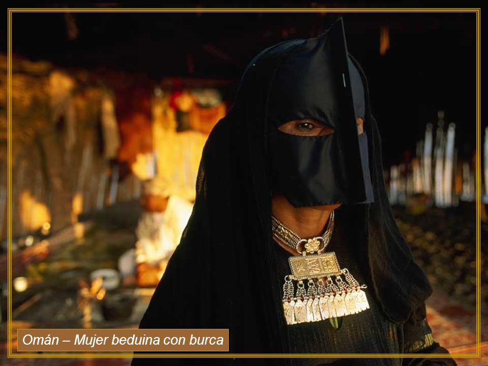 Omán – Mujer beduina con burca