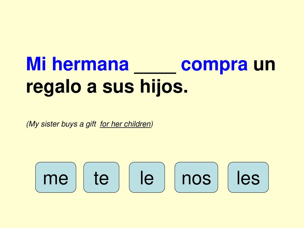 Mi hermana ____ compra un regalo a sus hijos.