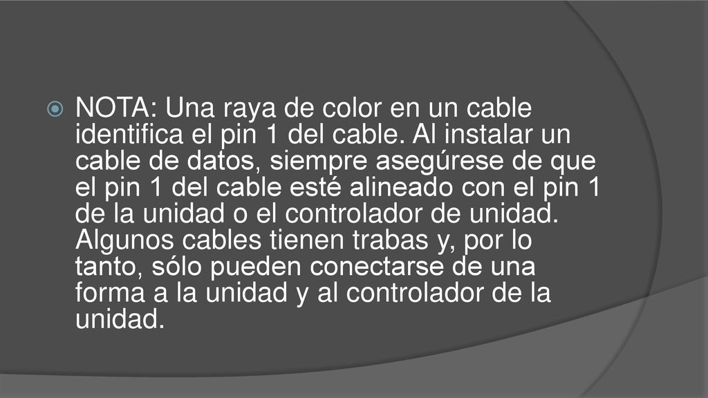 NOTA: Una raya de color en un cable identifica el pin 1 del cable