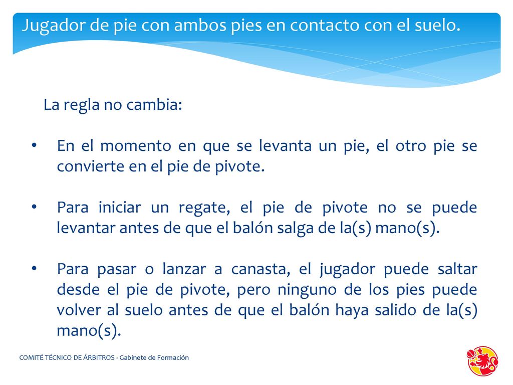Jugador de pie con ambos pies en contacto con el suelo.