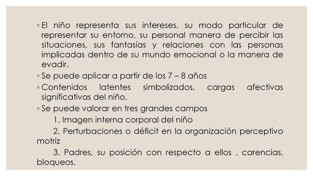 El niño representa sus intereses, su modo particular de representar su entorno, su personal manera de percibir las situaciones, sus fantasías y relaciones con las personas implicadas dentro de su mundo emocional o la manera de evadir.