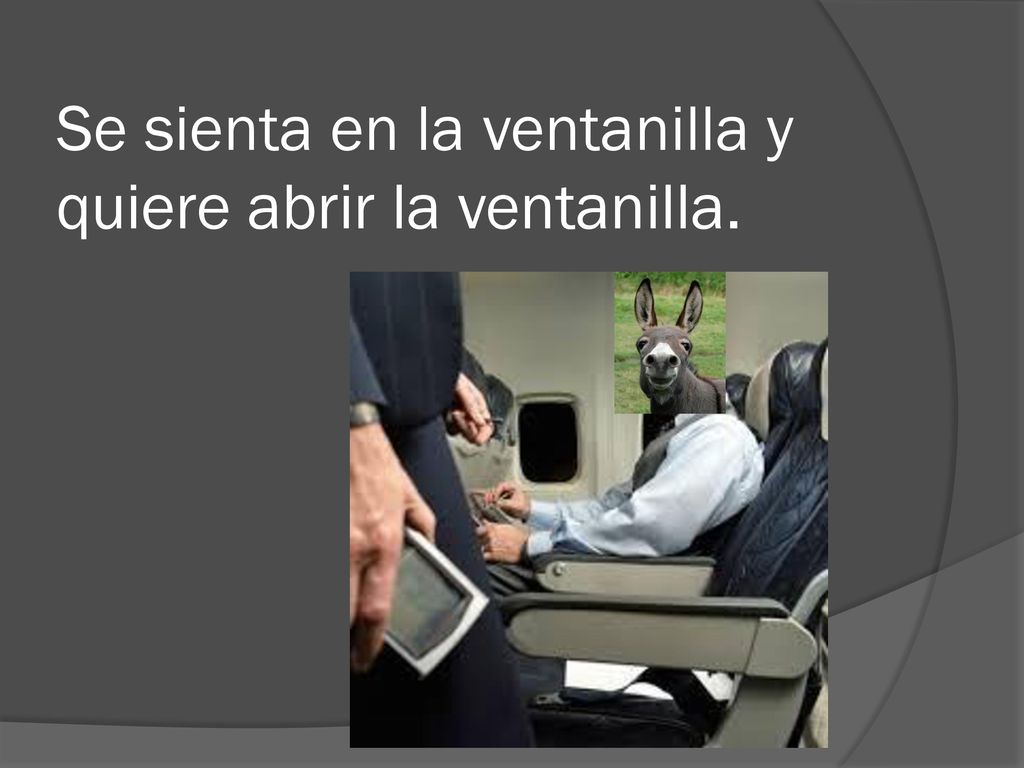 Se sienta en la ventanilla y quiere abrir la ventanilla.