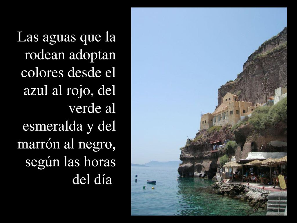 Las aguas que la rodean adoptan colores desde el azul al rojo, del verde al esmeralda y del marrón al negro, según las horas del día.