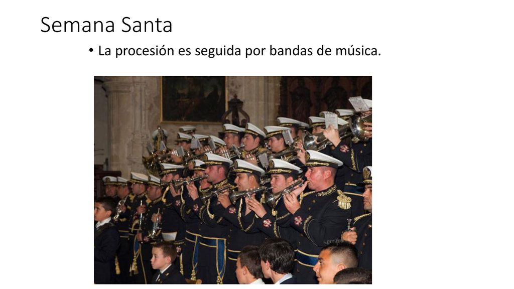 Semana Santa La procesión es seguida por bandas de música.