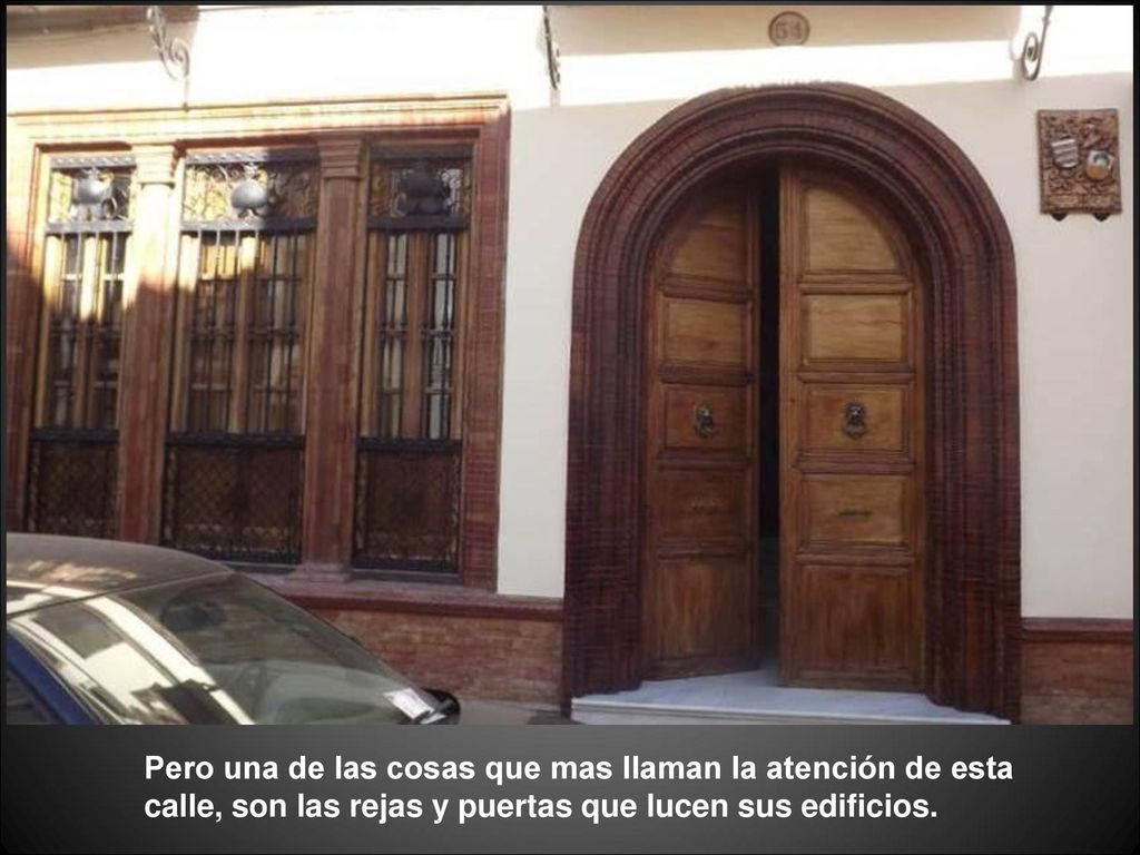 Pero una de las cosas que mas llaman la atención de esta calle, son las rejas y puertas que lucen sus edificios.
