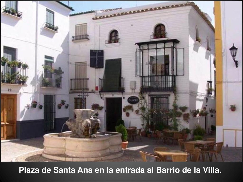 Plaza de Santa Ana en la entrada al Barrio de la Villa.