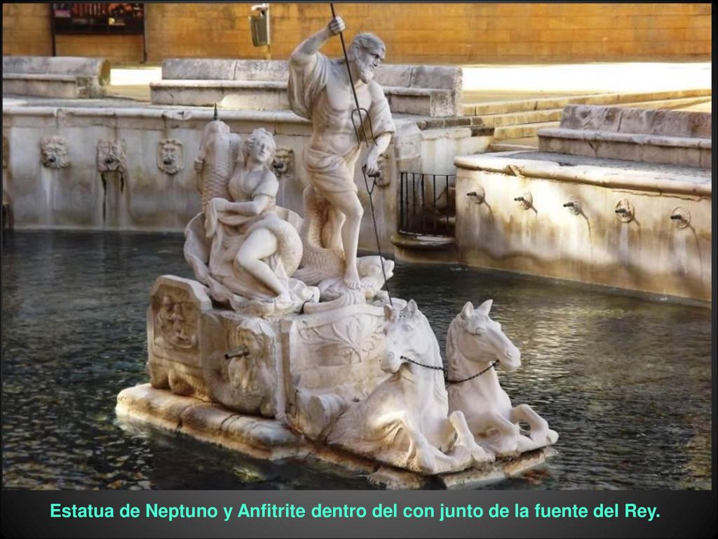 Estatua de Neptuno y Anfitrite dentro del con junto de la fuente del Rey.