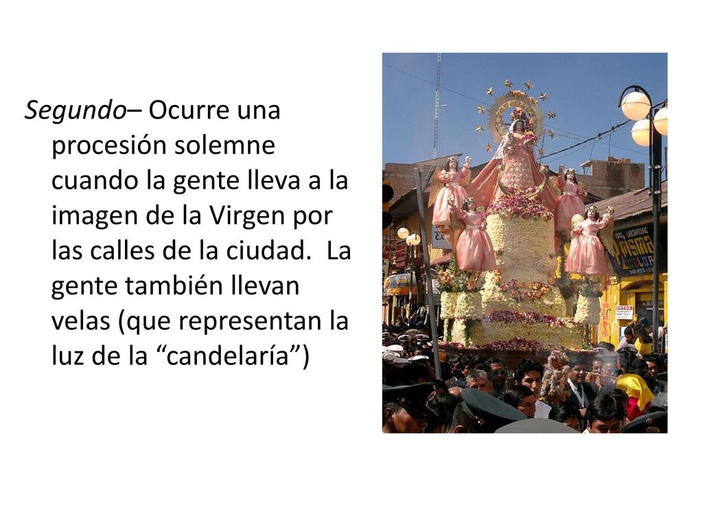 Segundo– Ocurre una procesión solemne cuando la gente lleva a la imagen de la Virgen por las calles de la ciudad.