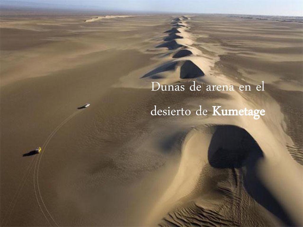 Dunas de arena en el desierto de Kumetage