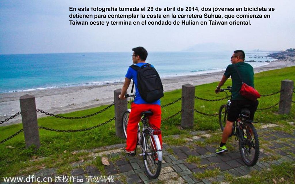 En esta fotografía tomada el 29 de abril de 2014, dos jóvenes en bicicleta se detienen para contemplar la costa en la carretera Suhua, que comienza en Taiwan oeste y termina en el condado de Hulian en Taiwan oriental.