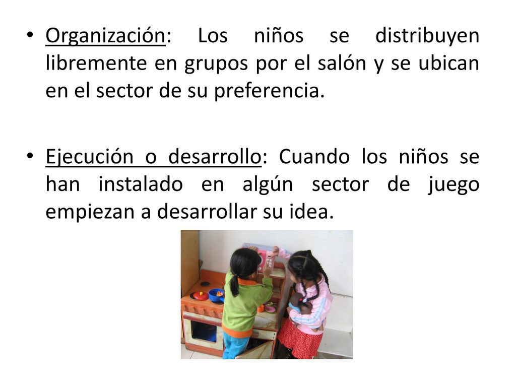 Organización: Los niños se distribuyen libremente en grupos por el salón y se ubican en el sector de su preferencia.