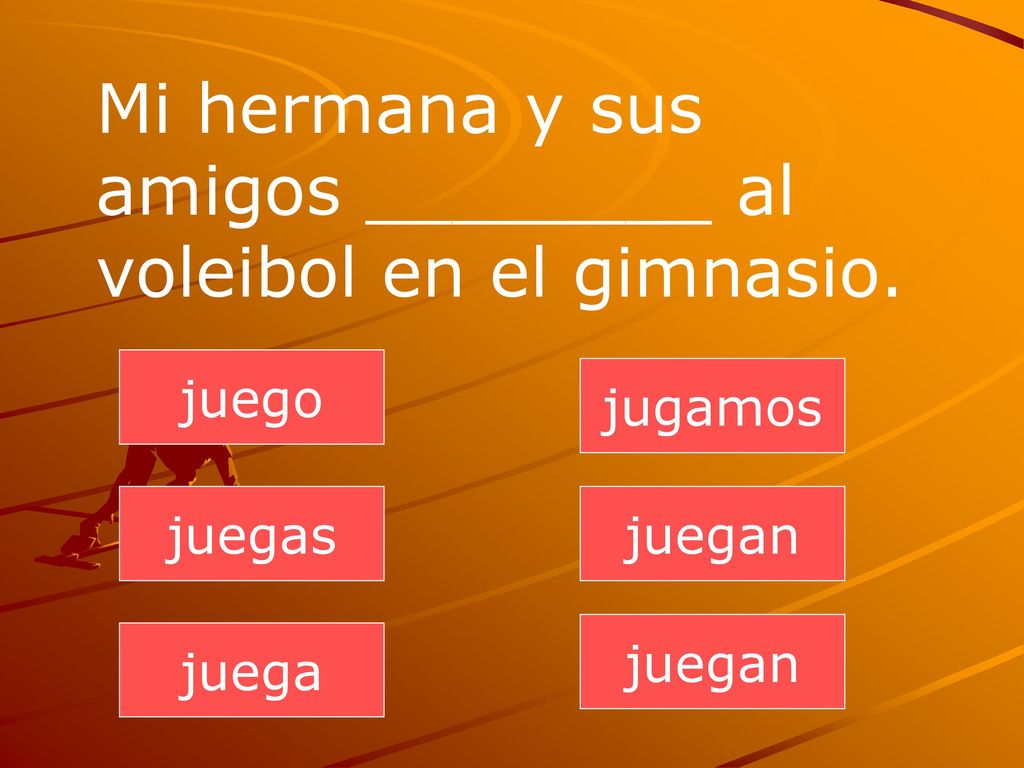 Mi hermana y sus amigos ________ al voleibol en el gimnasio.