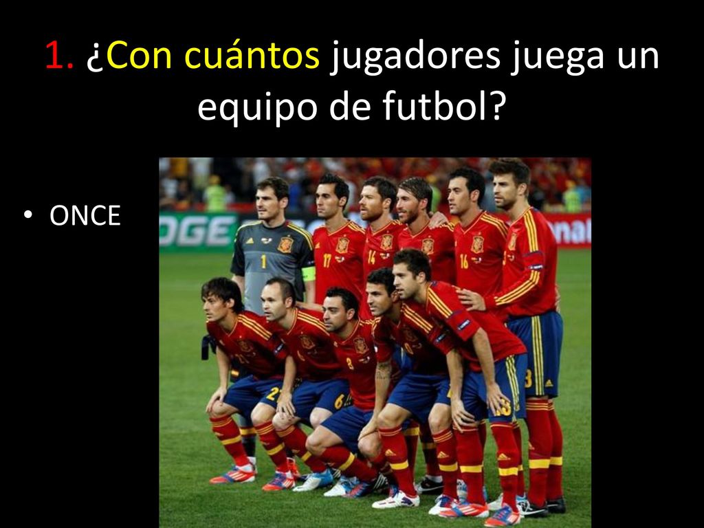 1. ¿Con cuántos jugadores juega un equipo de futbol