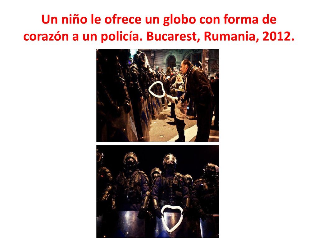 Un niño le ofrece un globo con forma de corazón a un policía