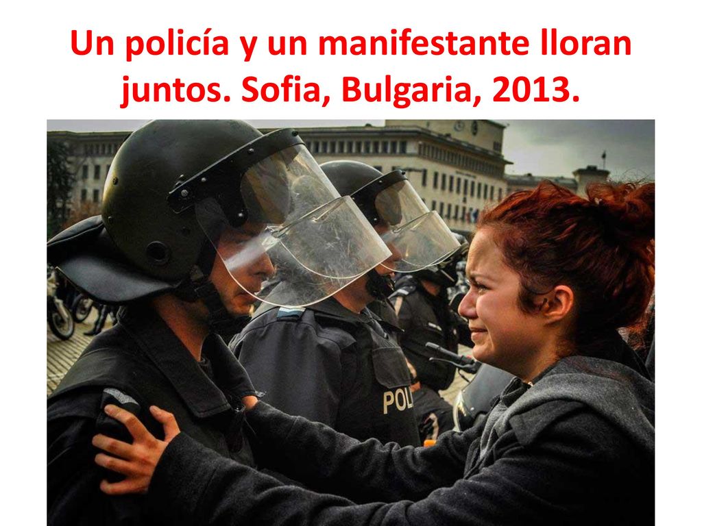 Un policía y un manifestante lloran juntos. Sofia, Bulgaria, 2013.