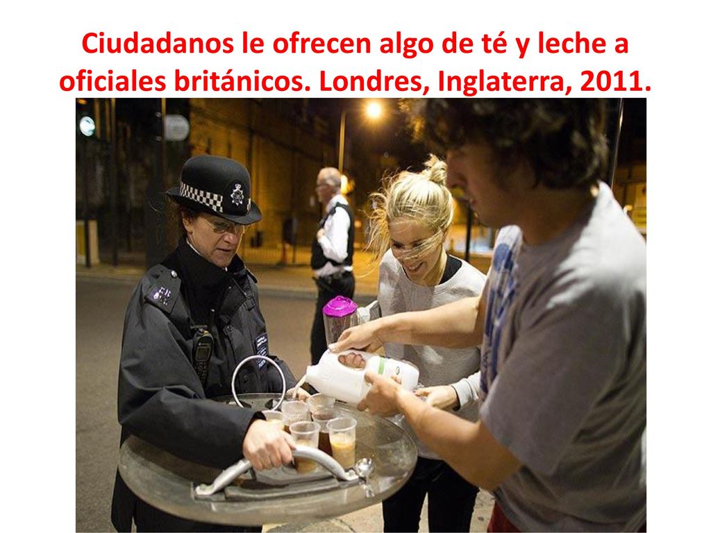 Ciudadanos le ofrecen algo de té y leche a oficiales británicos