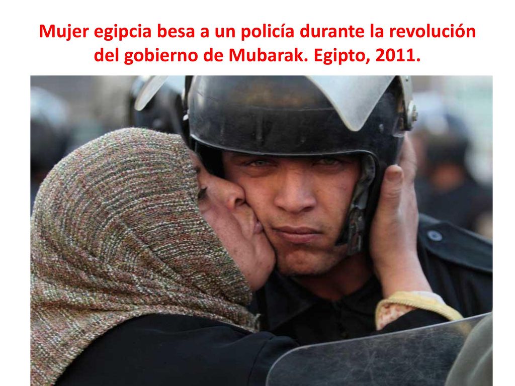 Mujer egipcia besa a un policía durante la revolución del gobierno de Mubarak. Egipto, 2011.