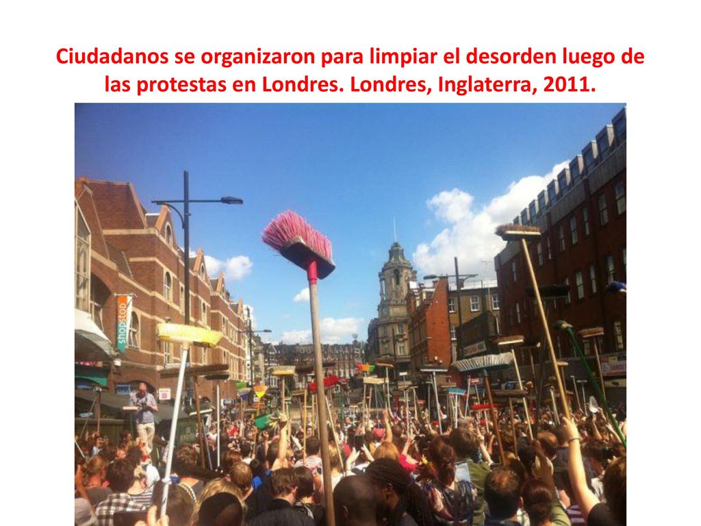 Ciudadanos se organizaron para limpiar el desorden luego de las protestas en Londres.