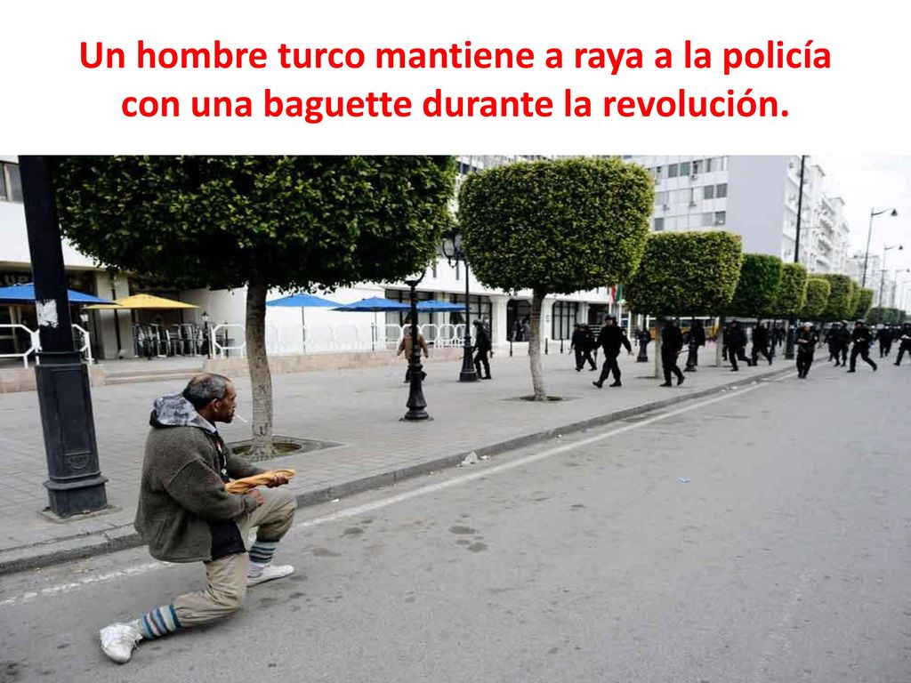 Un hombre turco mantiene a raya a la policía con una baguette durante la revolución.