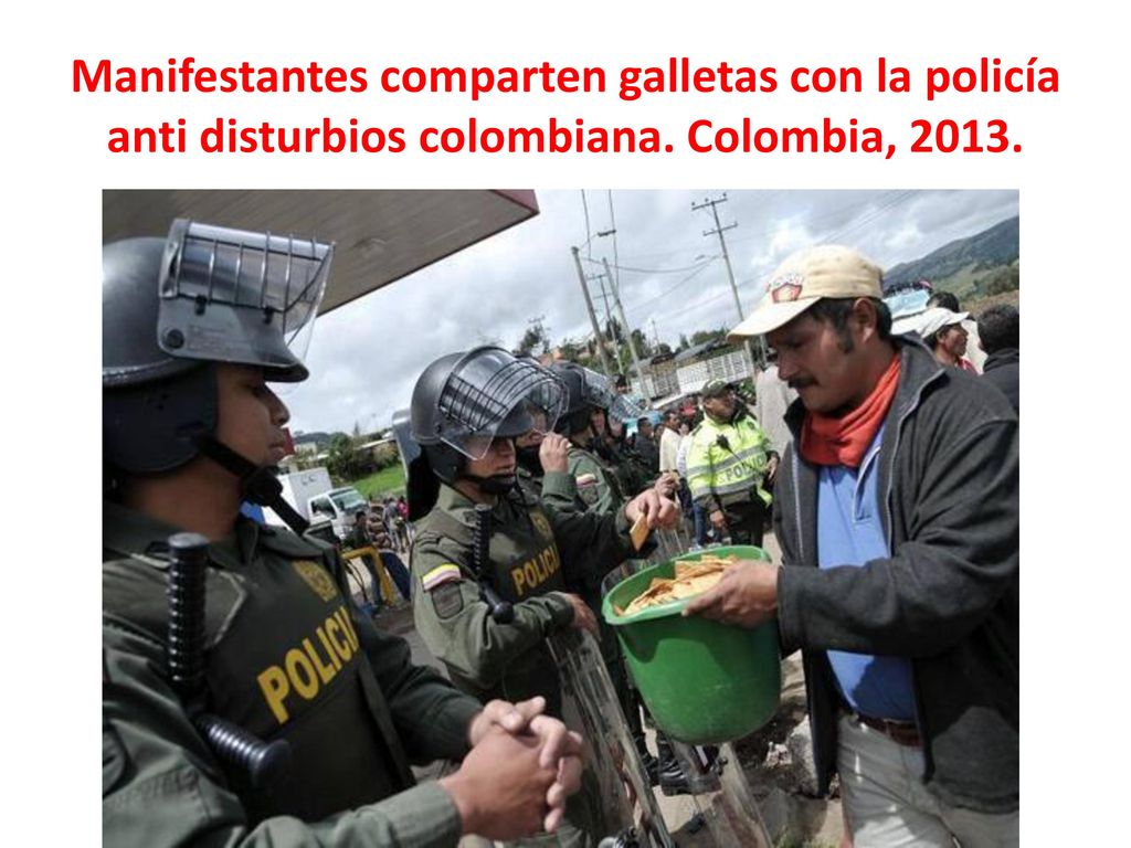 Manifestantes comparten galletas con la policía anti disturbios colombiana. Colombia, 2013.