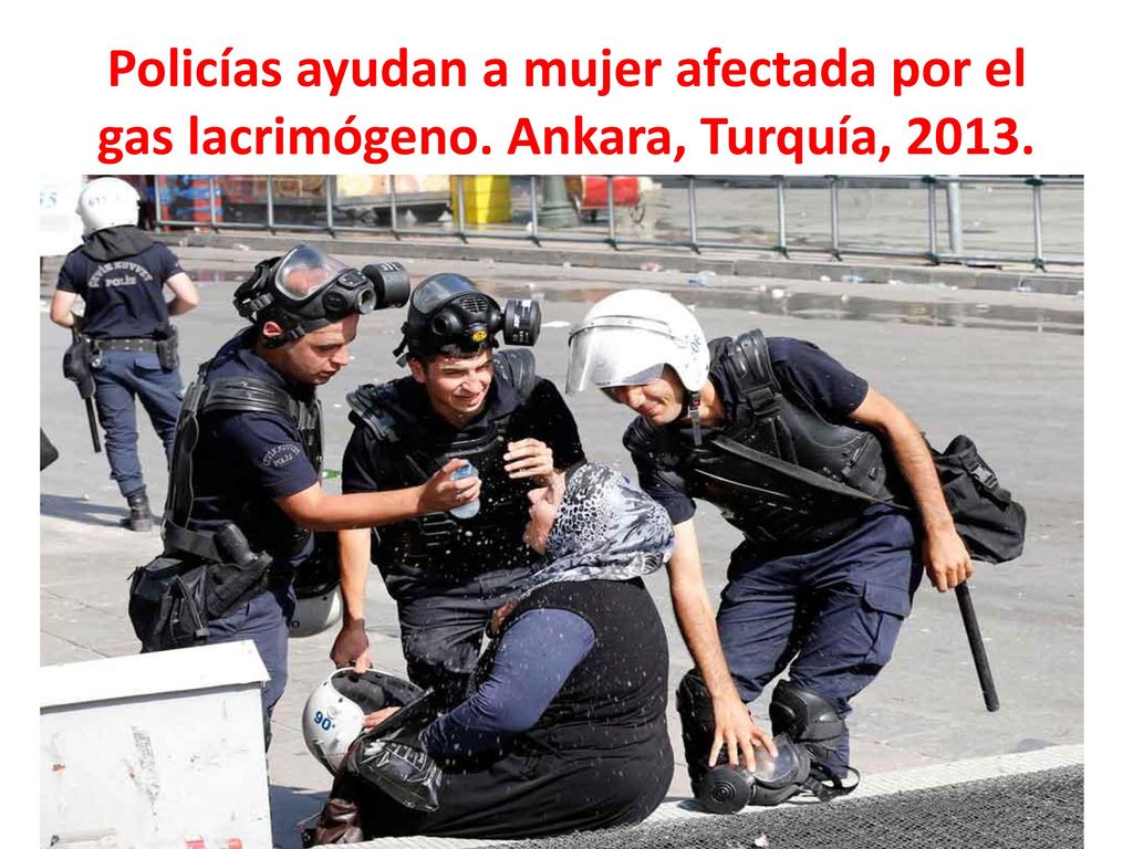 Policías ayudan a mujer afectada por el gas lacrimógeno
