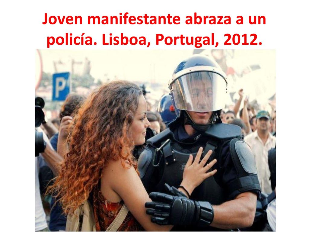 Joven manifestante abraza a un policía. Lisboa, Portugal, 2012.