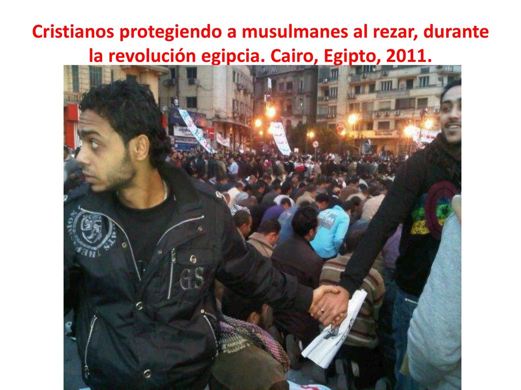 Cristianos protegiendo a musulmanes al rezar, durante la revolución egipcia. Cairo, Egipto, 2011.