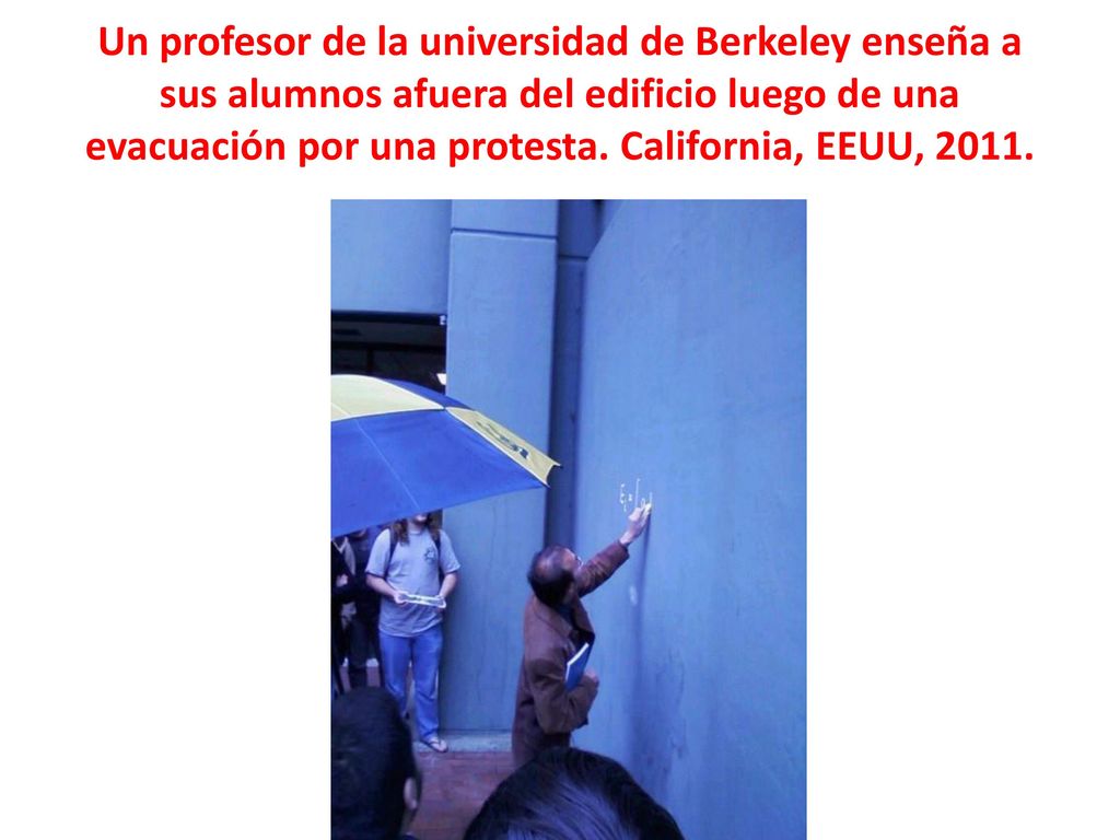 Un profesor de la universidad de Berkeley enseña a sus alumnos afuera del edificio luego de una evacuación por una protesta.