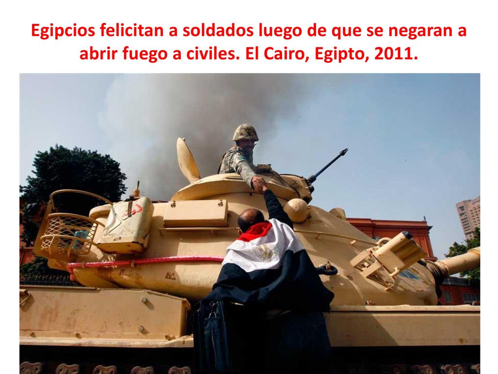Egipcios felicitan a soldados luego de que se negaran a abrir fuego a civiles.