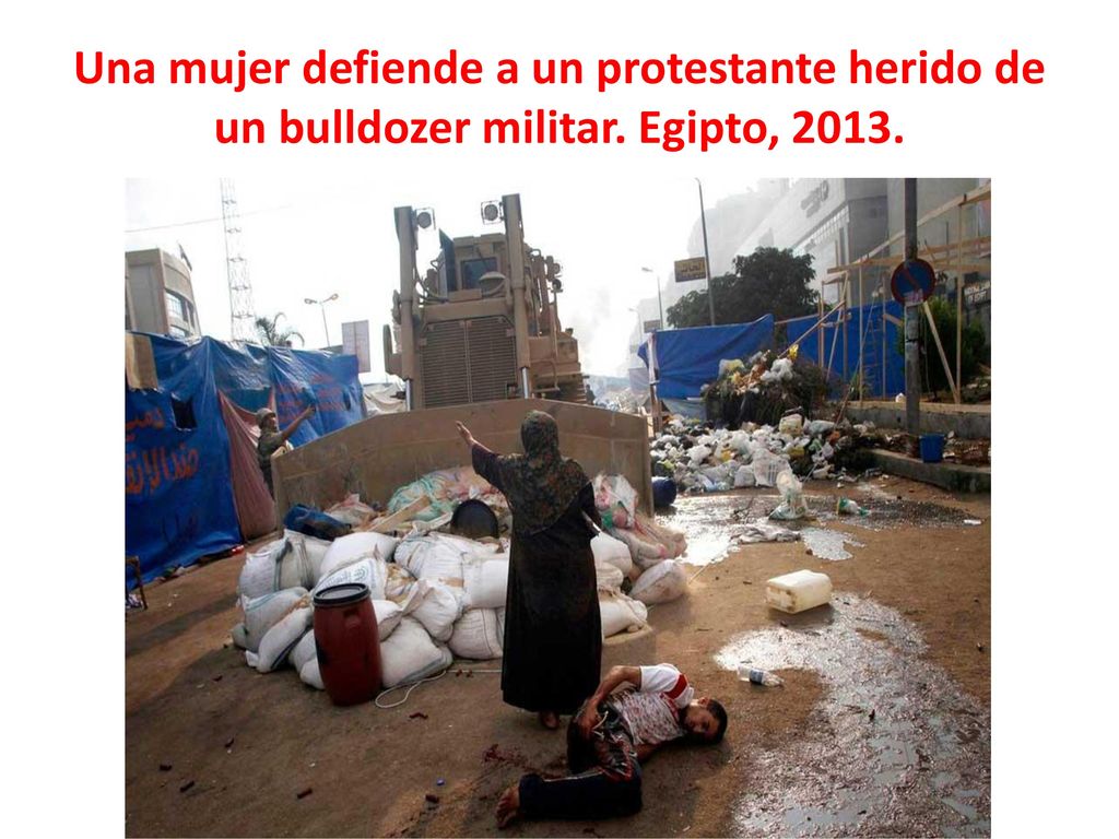 Una mujer defiende a un protestante herido de un bulldozer militar