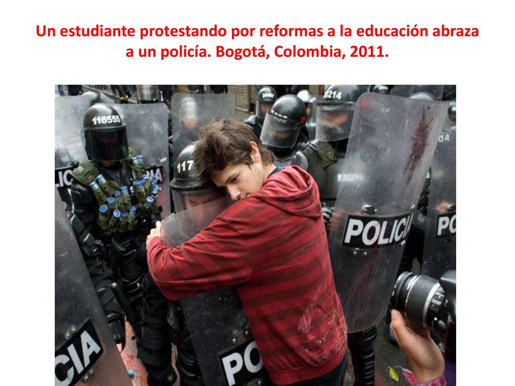Un estudiante protestando por reformas a la educación abraza a un policía. Bogotá, Colombia, 2011.