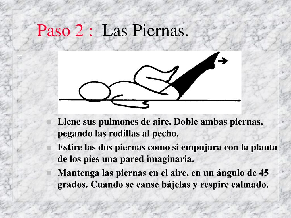 Paso 2 : Las Piernas. Llene sus pulmones de aire. Doble ambas piernas, pegando las rodillas al pecho.