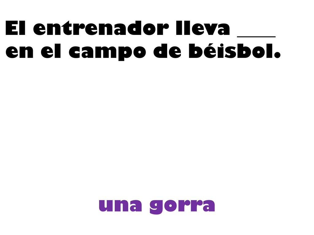 El entrenador lleva ____ en el campo de béisbol.