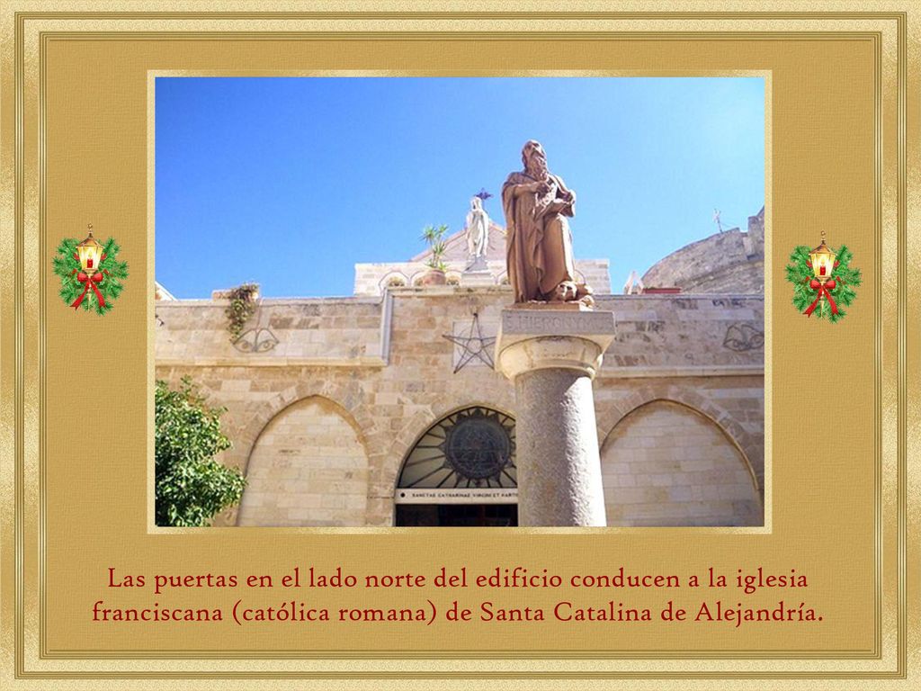 Las puertas en el lado norte del edificio conducen a la iglesia franciscana (católica romana) de Santa Catalina de Alejandría.