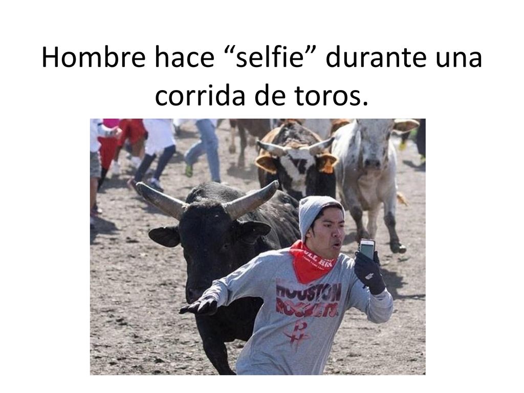 Hombre hace selfie durante una corrida de toros.