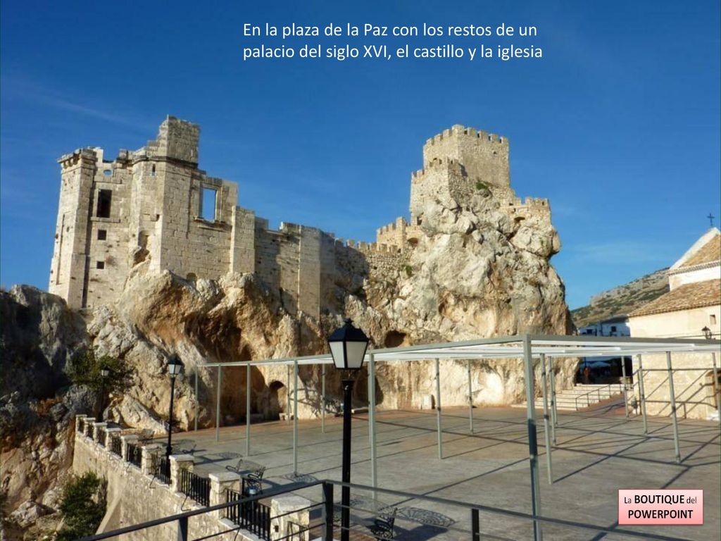 En la plaza de la Paz con los restos de un palacio del siglo XVI, el castillo y la iglesia