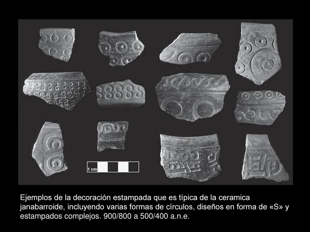 Ejemplos de la decoración estampada que es típica de la ceramica janabarroide, incluyendo varias formas de círculos, diseños en forma de «S» y estampados complejos.