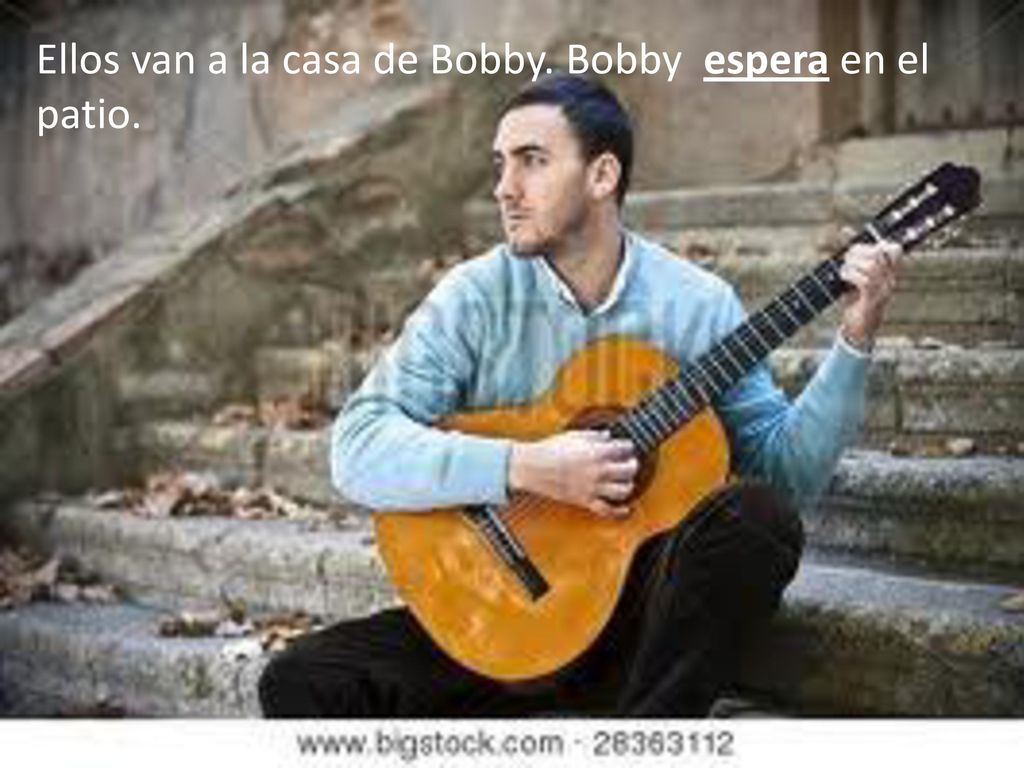 Ellos van a la casa de Bobby. Bobby espera en el patio.