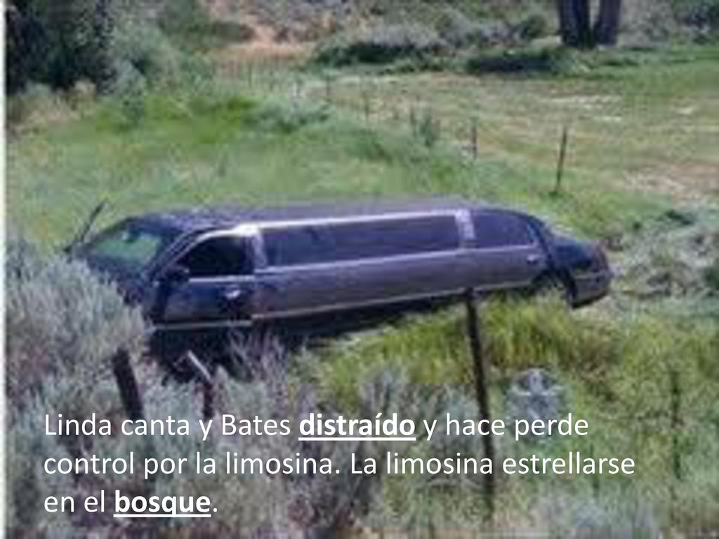 Linda canta y Bates distraído y hace perde control por la limosina