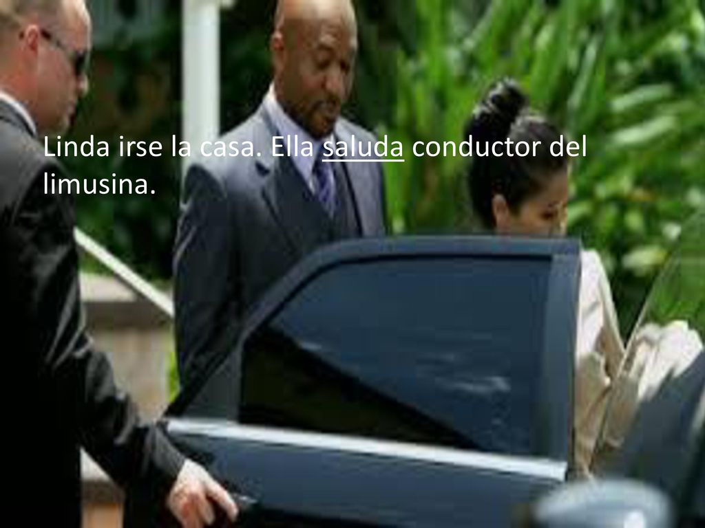 Linda irse la casa. Ella saluda conductor del limusina.