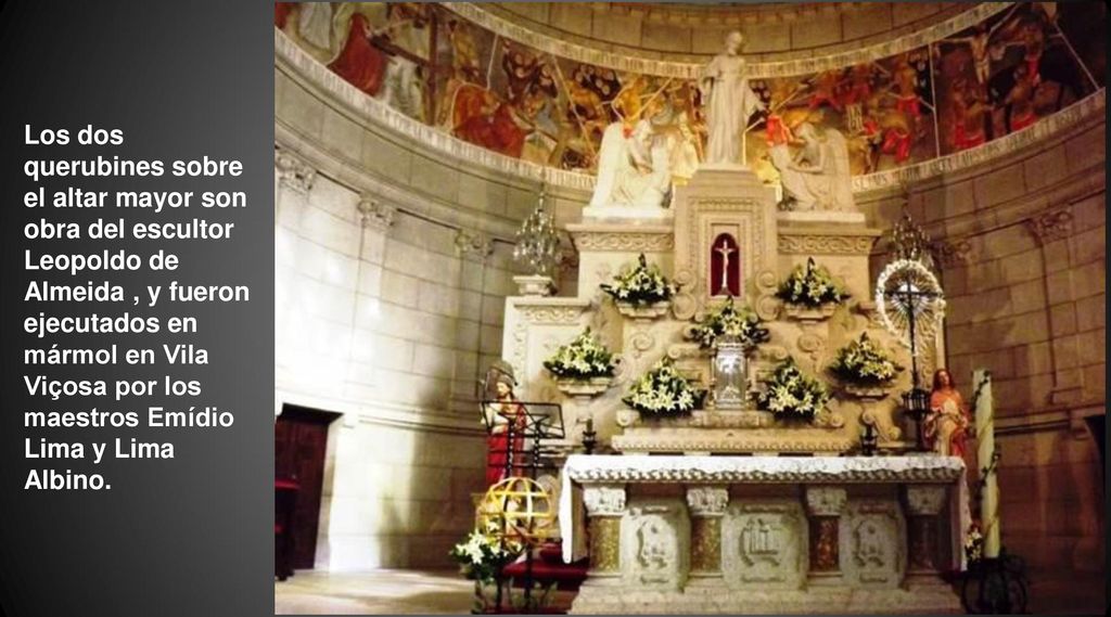 Los dos querubines sobre el altar mayor son obra del escultor Leopoldo de Almeida , y fueron ejecutados en mármol en Vila Viçosa por los maestros Emídio Lima y Lima Albino.