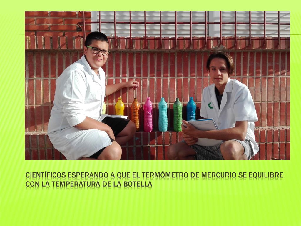 Científicos esperando a que el termómetro de mercurio se equilibre con la temperatura de la botella