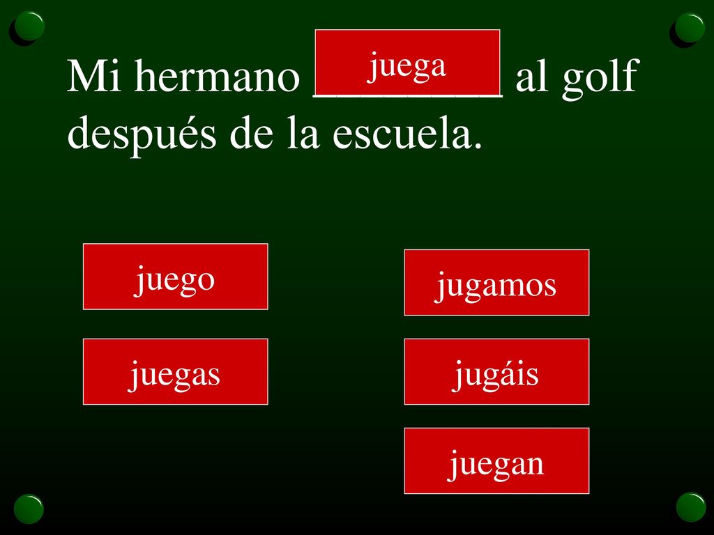 Mi hermano ________ al golf después de la escuela.