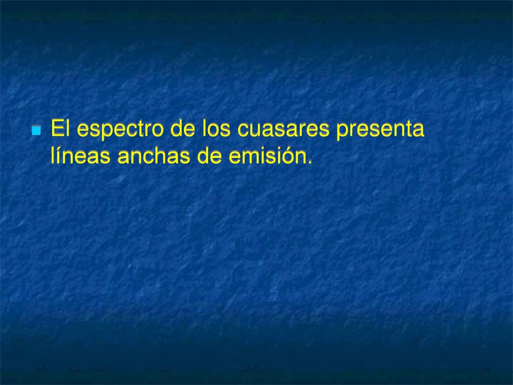 El espectro de los cuasares presenta líneas anchas de emisión.