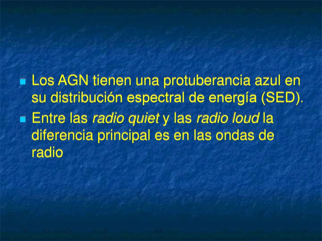 Los AGN tienen una protuberancia azul en su distribución espectral de energía (SED).