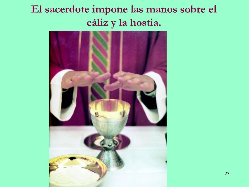 El sacerdote impone las manos sobre el cáliz y la hostia.
